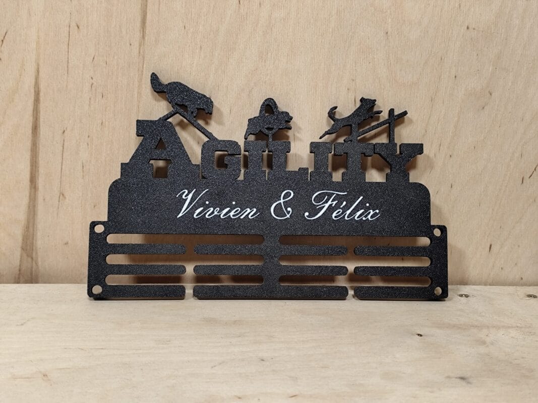 Agility fali éremtartó